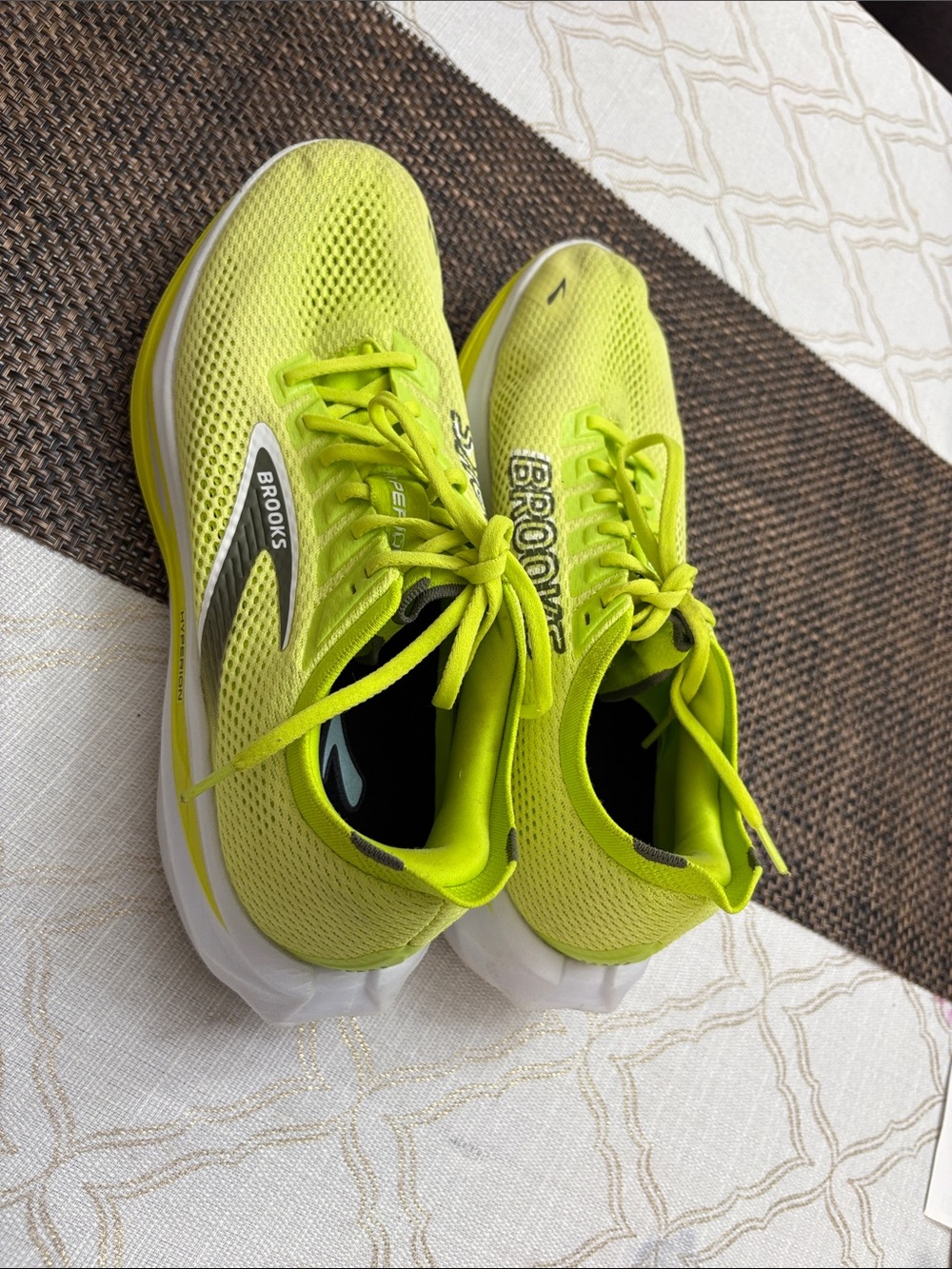 Brooks men’s Running Shoes in Bright Yellow-Green